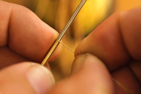 华洛芙金匠师精心缠绕0.3毫米直径的金丝