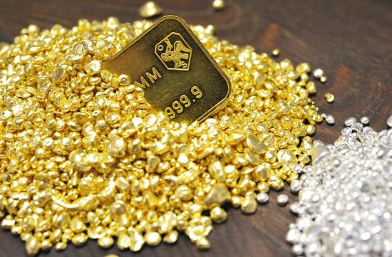 2.华洛芙以独特的技术将一定比例的金银铜熔合成18K金，产生温暖而柔和的黄金色彩
