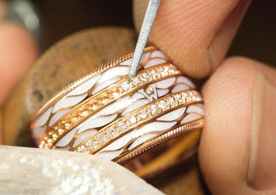 5.华洛芙珠宝钻石工艺采用超高难度的技术完成独有的两爪镶嵌工艺，密实而平滑的钻石镶嵌甚至可以让指环与羊绒的摩擦顺滑无碍