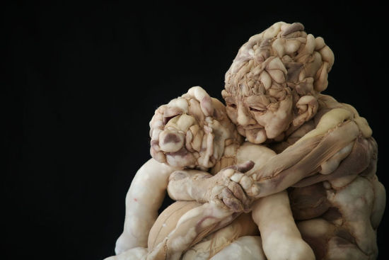 韦尔鲁普收集了数以千计的肉色二手丝袜用来制作雕塑（网页截图）