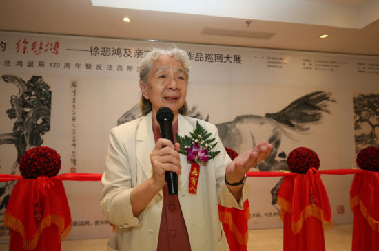 原中国美术家协会副主席常沙娜在开幕式上致辞