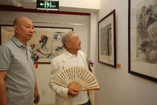 本次展览的策展人郑晓京先生带着原中国美术家协会版画艺术委员会副主任杨先让先生参观展览