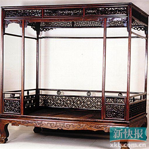 明 黄花梨六柱式架子床(上海博物馆藏)