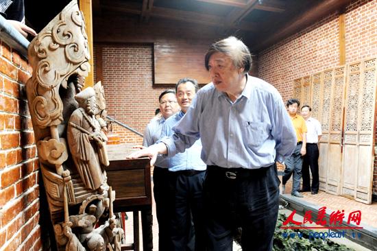 7月17日，冯骥才考察蚌埠古民居博览园，仔细查看了老物件.jpg