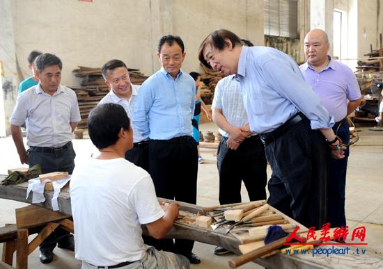 7月17日上午，冯骥才考察蚌埠古民居博览园的修复工厂，与木雕师傅深入交流.jpg