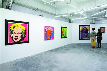 观众在欣赏安迪·沃霍尔作品展。　蒋迪雯　摄