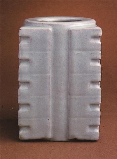 图1，宋官窑青釉琮式瓶，高18.3厘米，大英博物馆藏