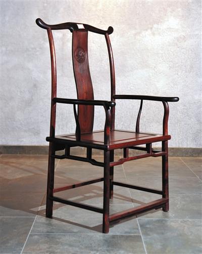 椅子的显眼位置常使用纹理清晰的美材。