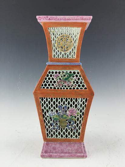 清 粉彩暗八仙镂空瓶 高 32cm
