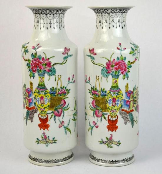 Pair of Chinese Porcelain Famille Rose Vases

　　起拍价格：$300