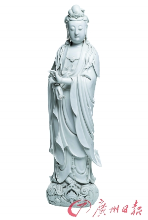 19或20世纪“许云麟制”印章骑龙观音立像，高86厘米。 　　斯图加特纳高2011年拍卖23.30万欧元。