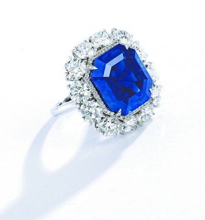 2014年11月7日，这颗传奇的17.16克拉的克什米尔蓝宝石在香港苏富比刷新了蓝宝石单克拉的拍卖成交纪录，它以总价4059031美元，即单克拉236540美元成交。