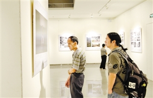 《寻访抗日大战场》展出的摄影作品全部来自《深圳特区报》策划的“寻访抗日大战场”大型采访活动。