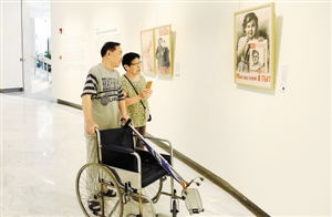 三大抗战主题展览在关山月美术馆相继开幕，图为纪念中国人民抗日战争暨世界反法西斯战争胜利70周年海报·影像展现场。