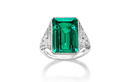 蒂芙尼（Tiffany&Co.）惠特尼祖母绿戒指，祖母绿宝石重达8.51克拉，采用了装饰艺术风格和古代欧洲钻石切割法，总重约达50克拉。