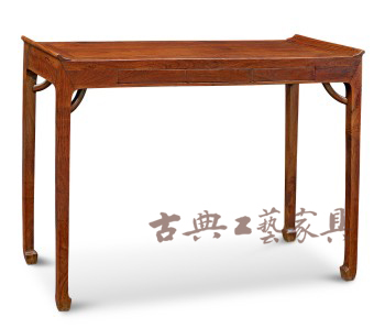图5 明 黄花梨四面平带翘头条桌（图片提供：中国嘉德）