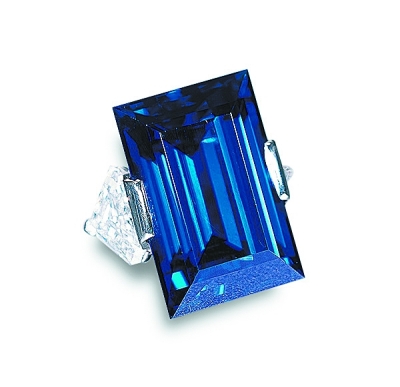 2001年4月11日，这颗来自缅甸抹谷的62.02克拉洛克菲勒蓝宝石，在纽约佳士拍得303100美元，即每克拉48871美元，刷新了蓝宝石单克拉与总价的拍卖成交纪录。