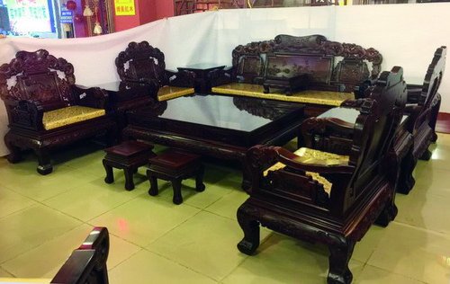 这是市场上叫做东非酸枝的十三件套沙发，选料和工艺都不错，它不是真酸枝红木，而是学名为古夷苏木的进口硬木，实际价值仅6万元左右。