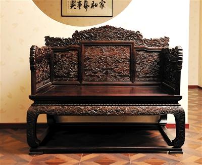 清式家具以“满雕”为特色，突出浓墨重彩的雕刻美感。