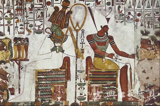 图1 古埃及壁画中可以看到家具的使用，以及已经逐渐成型的用棕榈丝制成的软垫