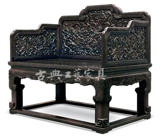 清式家具常以无以复加的雕刻彰显皇家气息。（图片提供：中国嘉德）