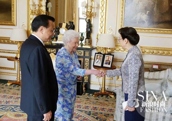 去年6月，李克强总理和夫人曾到访英国，并拜访英国女王