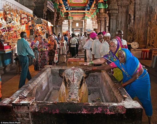 印度米纳克希神庙：雕像林立的彩色印片