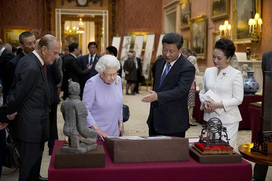 当地时间10月20日下午，英国女王邀请习近平夫妇参观皇家收藏中的中国藏品。