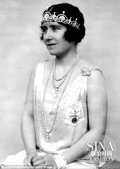 1928年，女王的母亲，当时的约克公爵夫人佩戴Papyrus皇冠