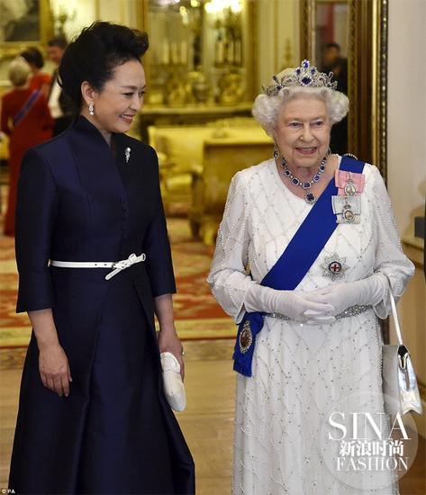 女王大胆的选择了蓝宝石首饰搭配白色礼服