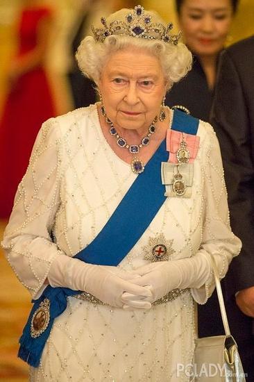 英女王到底有多少库存王冠藏品？