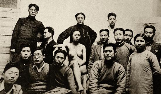 文章开篇提到的《课堂摄影》。1936年徐悲鸿、吴作人、艾中信等摄于中央大学艺术系人体写生教室。