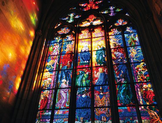 图4 西方人将色彩玻璃镶嵌到教堂的窗户上