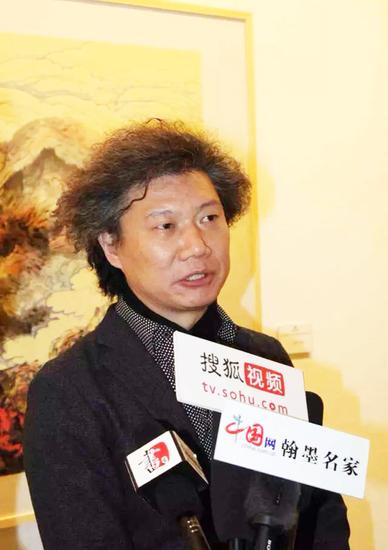 尚辉在邵晓峰教授晋京书画展上接受记者采访