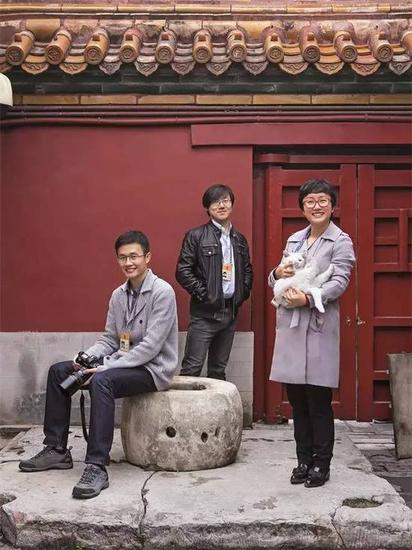 （从左至右）张林，27 岁，新媒体摄影师兼微博编辑，进宫时间：2014 年；于壮，35 岁，数字展示一组组长，进宫时间：2003 年；庄颖，32 岁，英文编辑兼 APP 项目负责人，进宫时间：2008 年