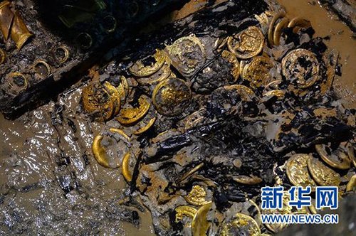 这是海昏侯墓发掘现场出土的金饼(11月17日摄)。 新华社记者 万象 摄