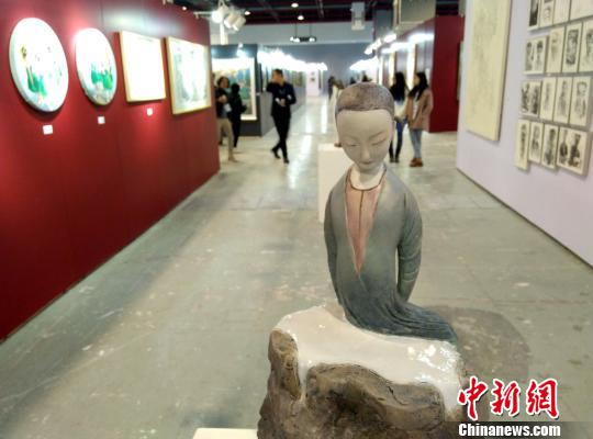 第四届大学生（广州）艺术博览会17日开幕，图为展出的作品。　程景伟　摄