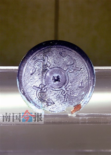 战国红饰件。记者岑炜鑫 摄