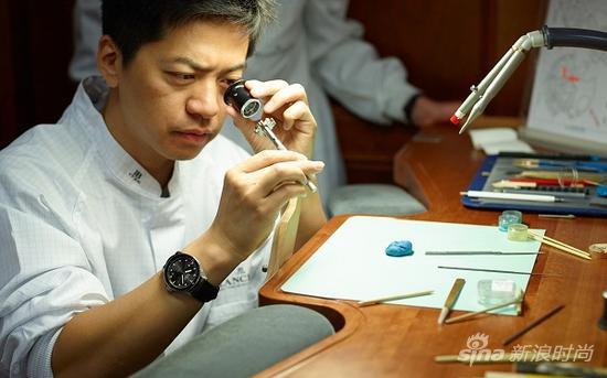 宝珀品牌挚友李健透过目镜研究珐琅工艺