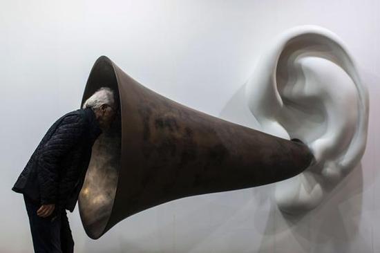 美国艺术家约翰·巴尔代萨里的作品参加巴塞尔艺术博览会。视觉中国 图