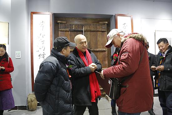 艺术公社王茂与嘉宾在展厅交流.jpg