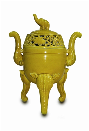 明·宣德—黄釉象耳象足熏炉  口径：18.0厘米 高度：38.5厘米 底径：11.5厘米