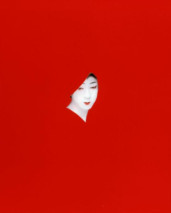 萨拉·查尔斯沃斯，《红面具》（Sarah Charlesworth， Red Mask），1983 她的个人回顾展于2015年6月24日－9月20日在新美术馆举行。