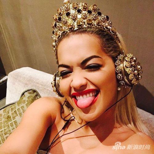 早在2015年Rita Ora就戴了同款耳机自拍