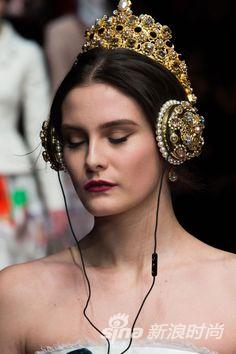 Dolce & Gabbana 2015秋冬系列走秀，Rihanna所佩戴的就是这款