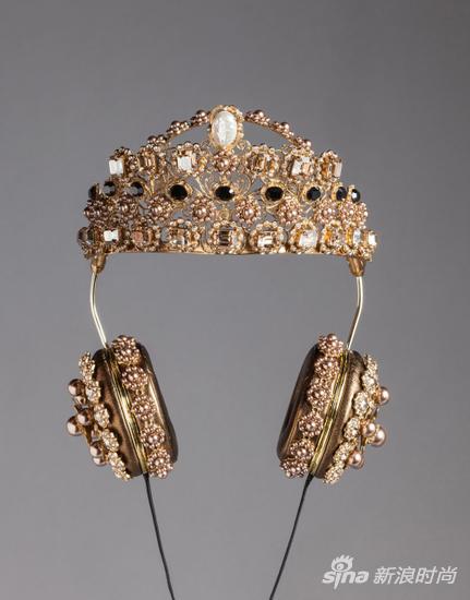 Rihanna自拍所佩戴的同款Dolce&Gabbana与FREND合作款耳机