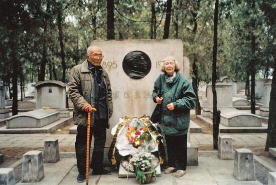 　　晚年祭扫徐悲鸿墓的王临乙王合内夫妇 彩色照片 选自王临乙王合内遗留影集 中央美术学院美术馆藏