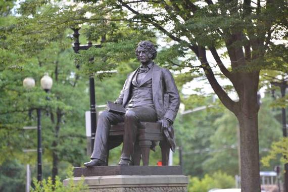 哈佛先生在哈佛校园内的塑像