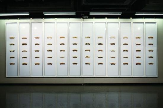 谭勋  《六十个纸杯》  一次性纸杯、茶，6mx2.2m  2010-2012