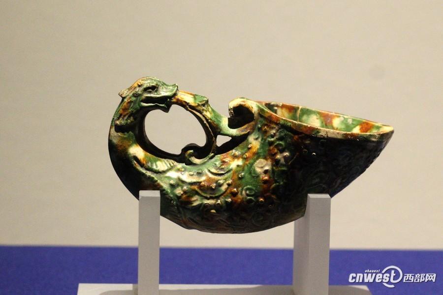 陕西历史博物馆收藏的三彩来通杯，这种器形源自西方，是中西文化交流的体现。